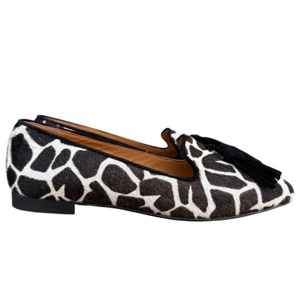 ballerina Grazia in pelle animalier giraffa fondo bianco profilo nero