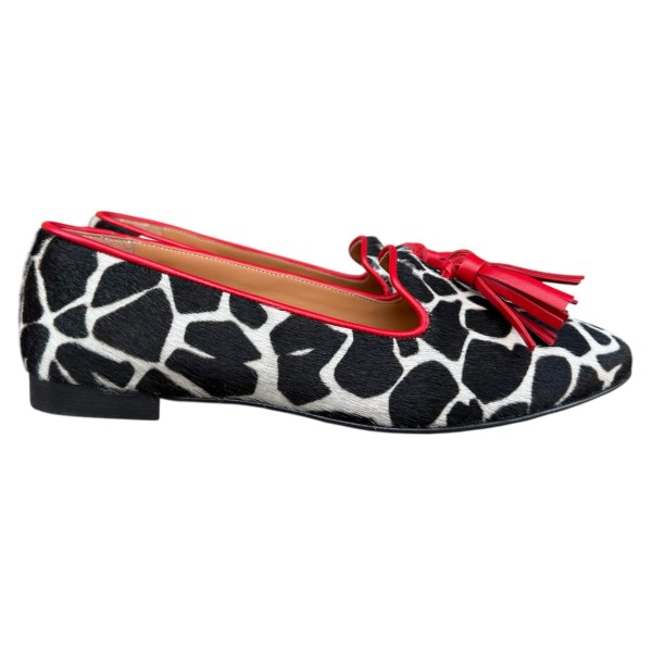 ballerina Grazia in pelle animalier giraffa fondo bianco profilo rosso
