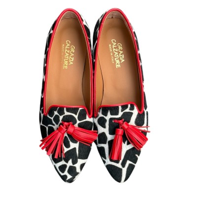 ballerina Grazia in pelle animalier giraffa fondo bianco profilo rosso