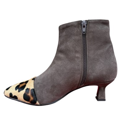 stivaletto Giuly in camoscio tortora e inserto animalier maculato