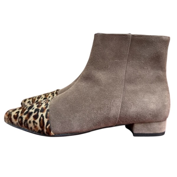 stivaletto Mimy in camoscio tortora e insetto animalier