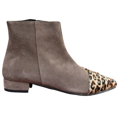 stivaletto Mimy in camoscio tortora e insetto animalier