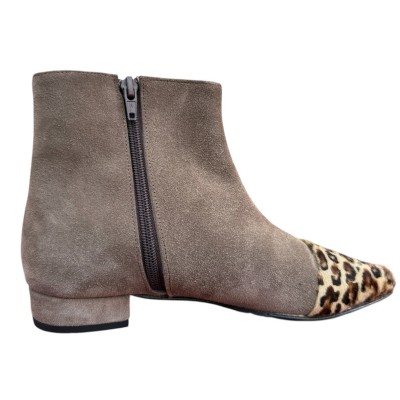 stivaletto Mimy in camoscio tortora e insetto animalier