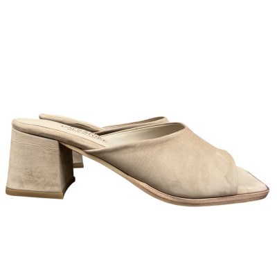 scalzata Crystal in nabuk Taupe.