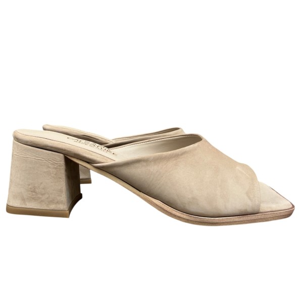 scalzata Crystal in nabuk Taupe.