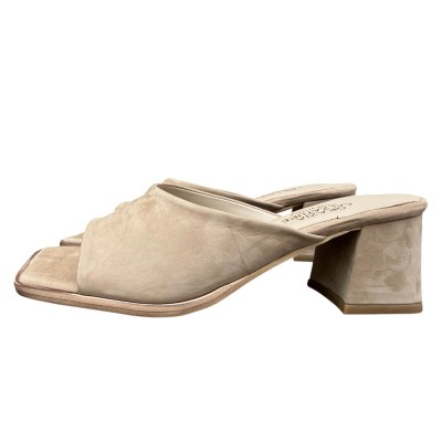 scalzata Crystal in nabuk Taupe.