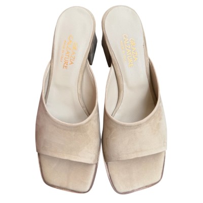 scalzata Crystal in nabuk Taupe.