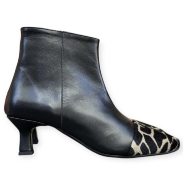 stivaletto Giuly in pelle nero e inserto animalier giraffa