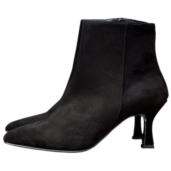 stivaletto Ariete in camoscio nero.