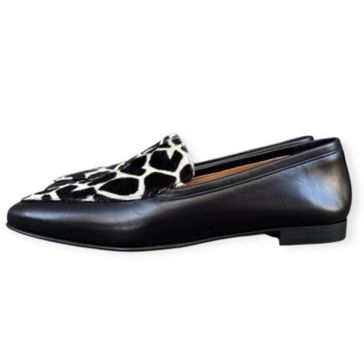 mocassino Carol in pelle nero e inserto animalier  giraffa fondo bianco