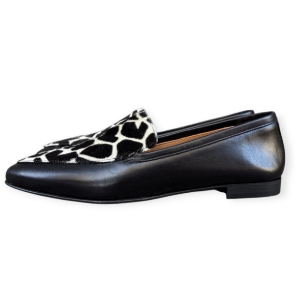 mocassino Carol in pelle nero e inserto animalier  giraffa fondo bianco
