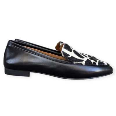 mocassino Carol in pelle nero e inserto animalier  giraffa fondo bianco