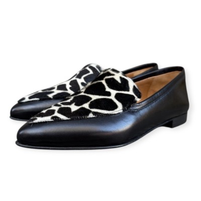 mocassino Carol in pelle nero e inserto animalier  giraffa fondo bianco