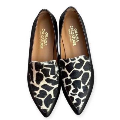 mocassino Carol in pelle nero e inserto animalier  giraffa fondo bianco